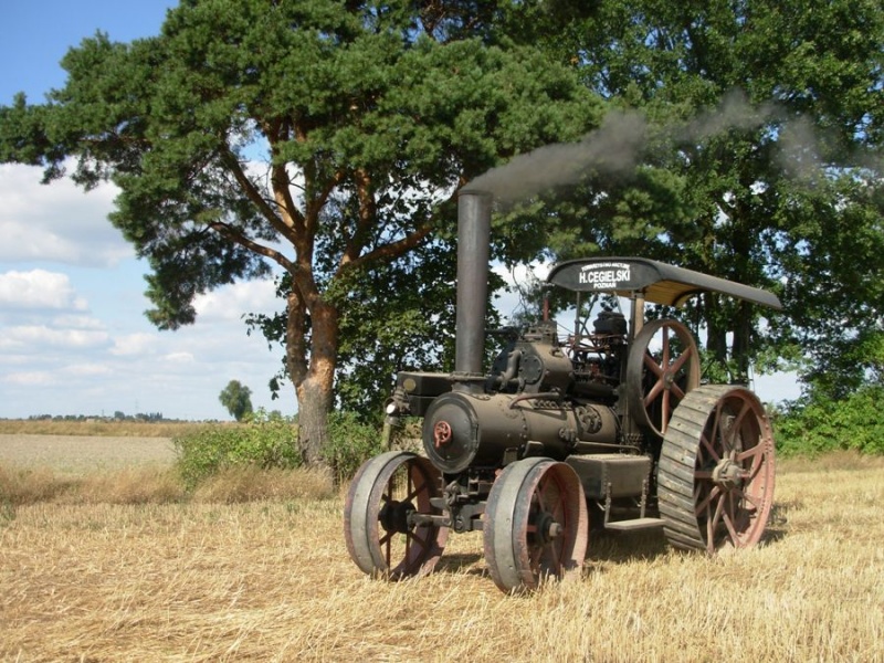 traktor kołowy parowy na polu
