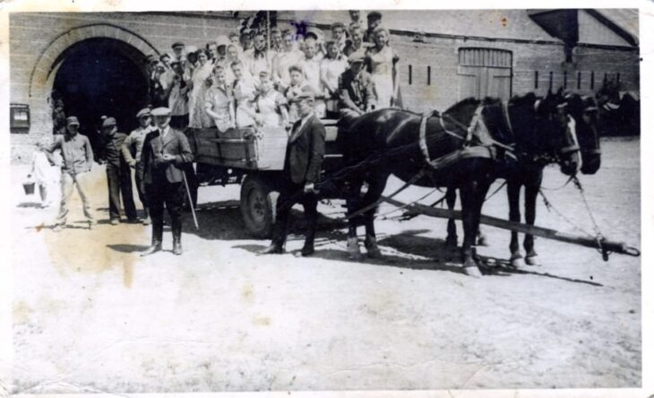 Na folwarku w Szreniawie (w tle brama wjazdowa spichlerza i stodoła). Wyjazd do pracy w pole, lata 1930. Ze zbiorów archiwalnych Muzeum