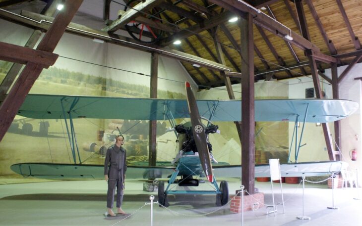 Agrolotnictwa hala i dwupłatowiec