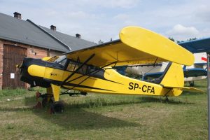 podwórze i żółty samolot do agrolotnictwa