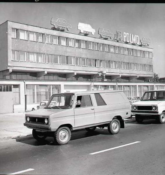 zdjęcie Samochód Tarpan 233 Kombi przed FSR „Polmo” w 1975 roku