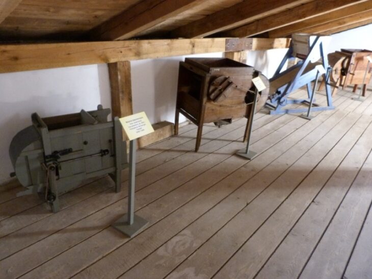 sala z eksponatami maszynami