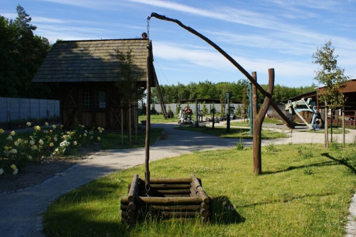 studnia z żurawiem do czerpania wody