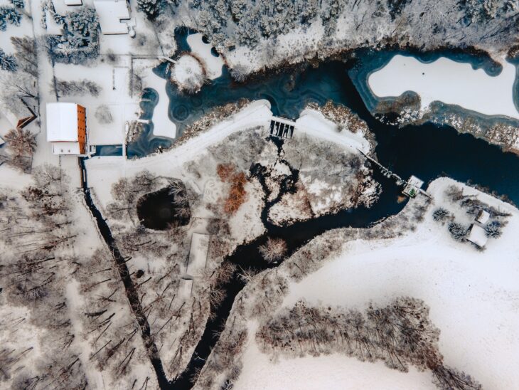 Zimowy widok z lotu ptaka na młyn i urządzenia wodne w Jaraczu