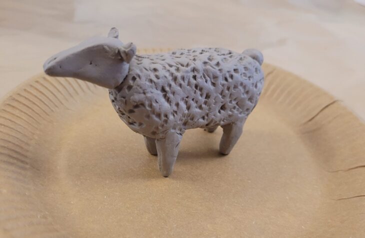 Figurka owieczki ulepiona z gliny podczas warsztatów plastycznych w Szreniawie