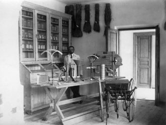 Zygmunt Mazurkiewicz w laboratorium stacji hodowlanej w Polanowicach ok. 1920 r.