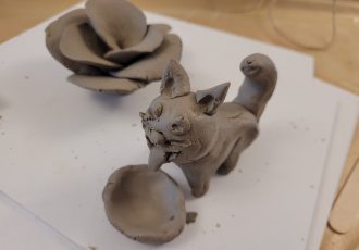 Dzieciaki lepią zwierzaki - figurka z gliny kot