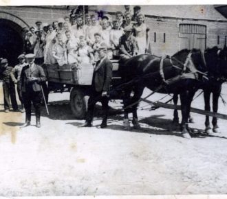 Na folwarku w Szreniawie (w tle brama wjazdowa spichlerza i stodoła). Wyjazd do pracy w pole, lata 1930. Ze zbiorów archiwalnych Muzeum