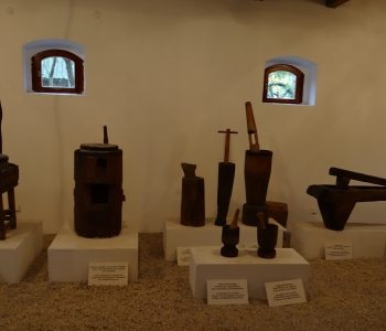Stępy i żarna na ekspozycji w Jaraczu
