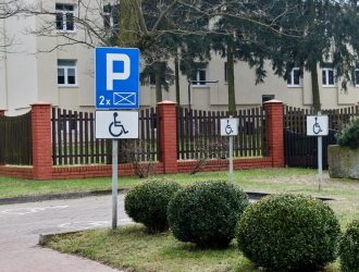 Dwa miejsca parking dla osób z niepełnosprawnością przy głównym wejściu do muzeum
