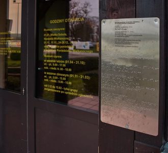 Tablica informacyjna w Braille`u przy głównym wejściu do muzeum
