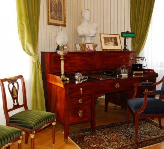 stare drewniane biurko