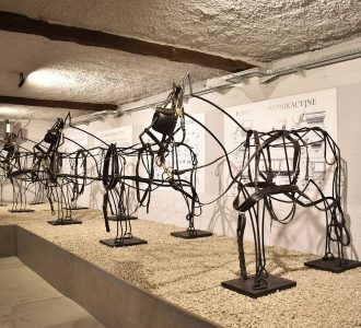 eksponaty koń z drutu